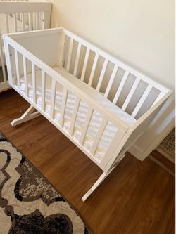 Rocking wood bassinet crib
