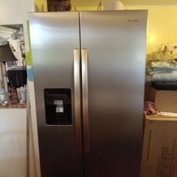 Side By Side Refrigerator 2 Years Old Needs Fan