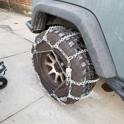 Heavy duty Tire Chains fits 35" tire. Pair