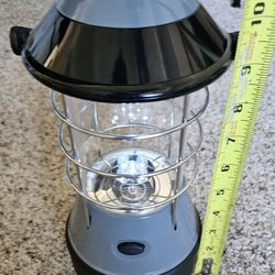 Hand crank lantern