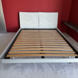 Queen Bed Like new aluminum frame excellent w/ matress