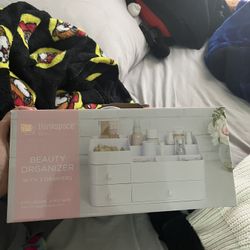 Makeup organizer 