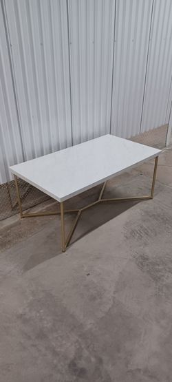CLASSY FAUX MARBLE COCKTAIL TABLE excellent Condition