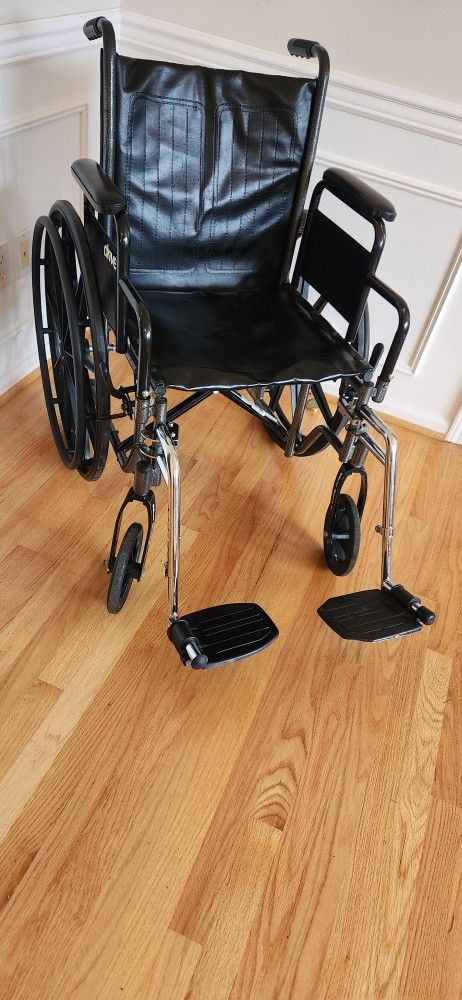 18" Folding Manual Wheelchair w/Footrests Holds 300 Lbs