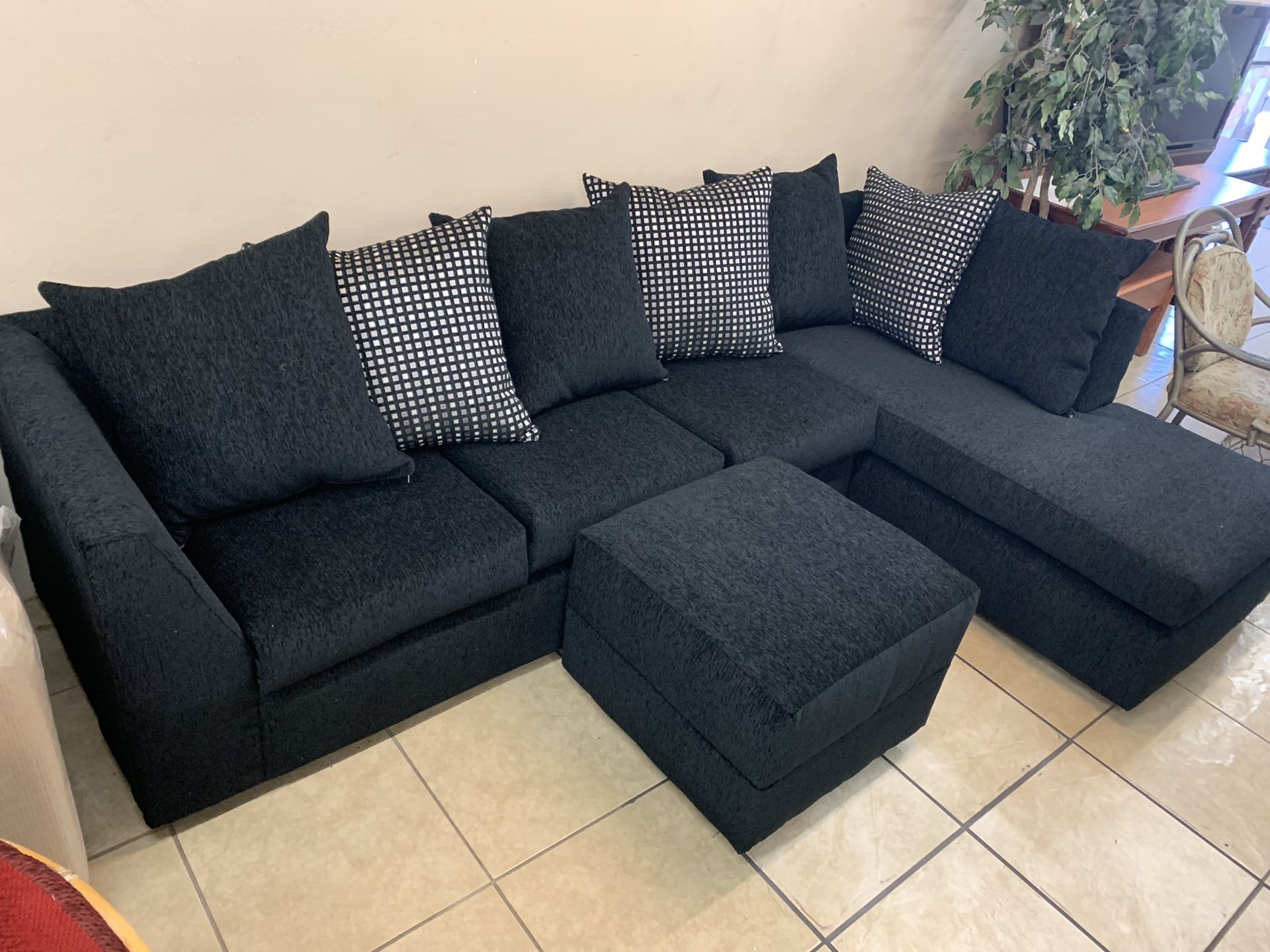 Sectional with Ottoman Brand New !