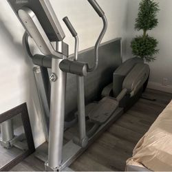 Life Fitness Elliptical Cross-Trainer