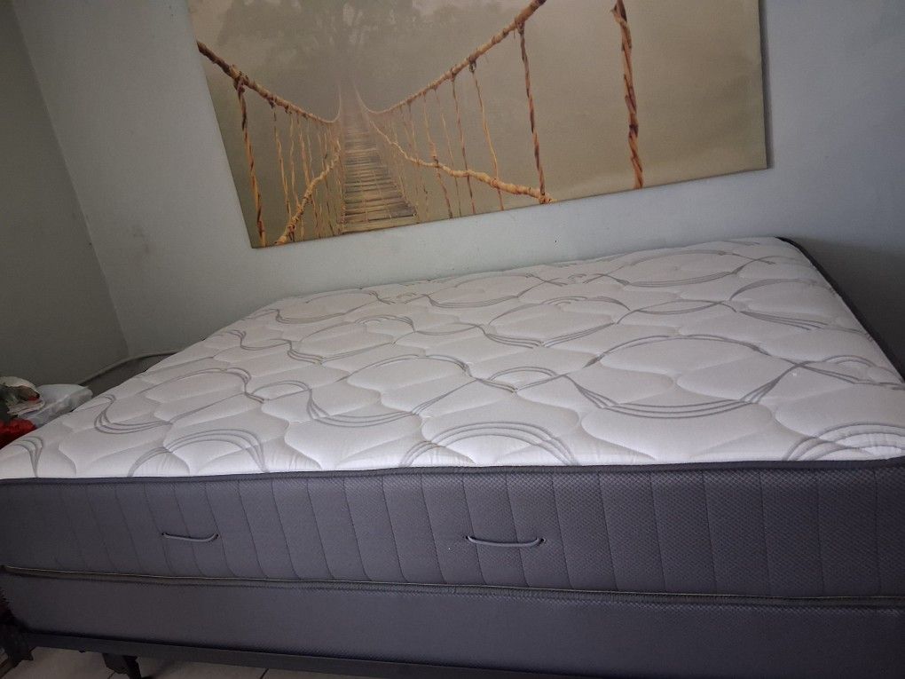 FLIPPABLE MATRESS AND BOX SPRING ( Queen)