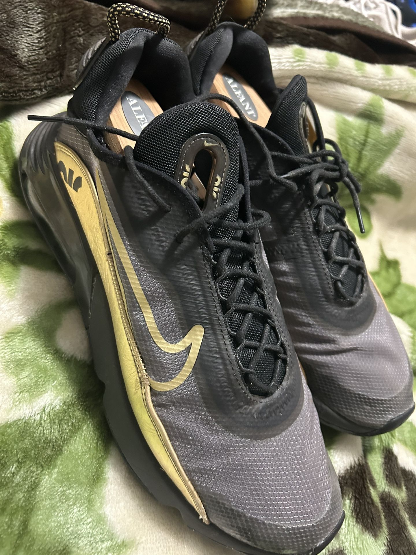 Nike Air Max 2090 Black Metallic Gold Men’s Size 11 Athletic Shoes 