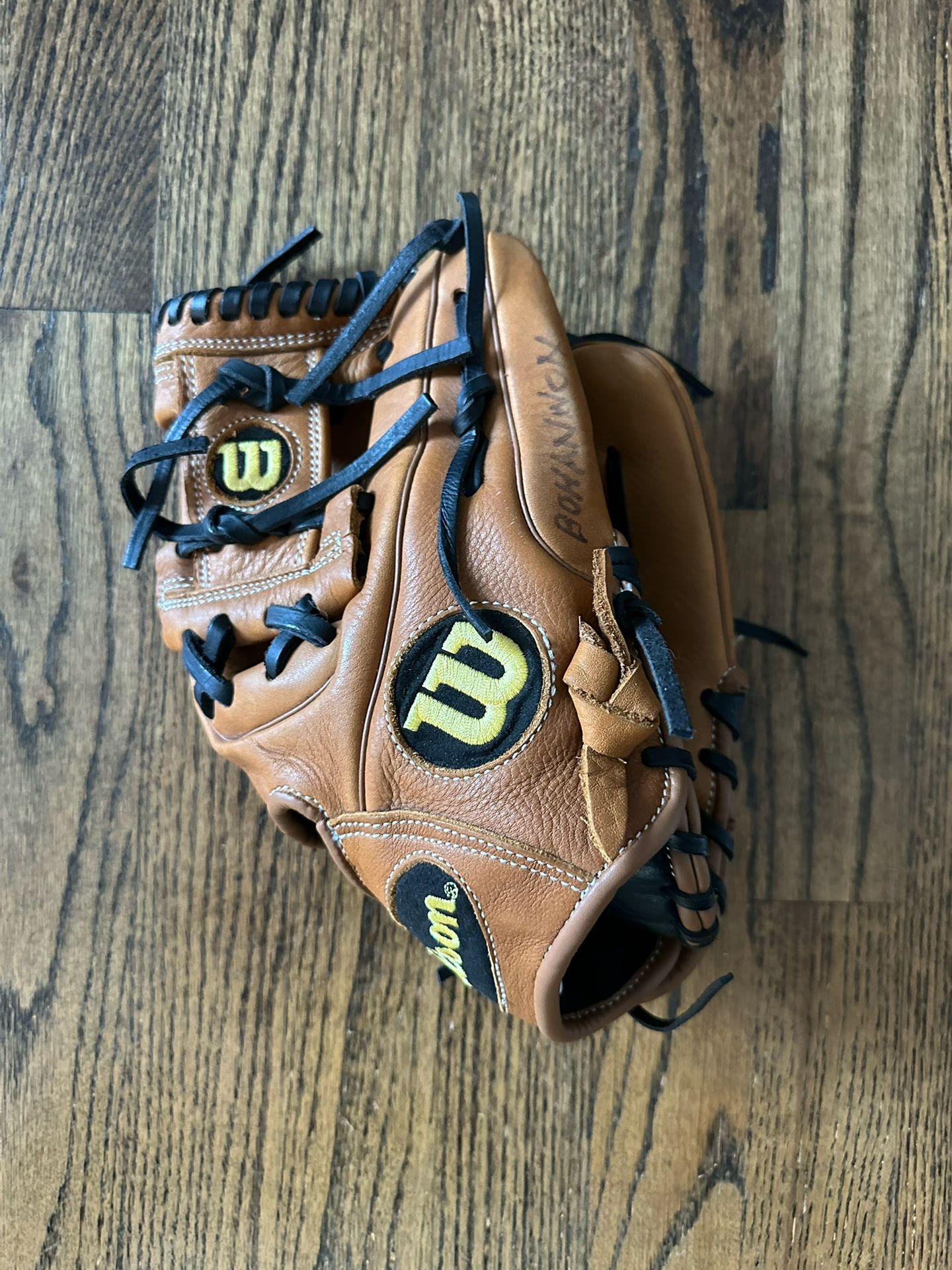 Wilson A900 RHT 11.5 Inch Youth Glove