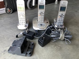 Panasonic 6.0 PLUS expandable digital phone system includes 3 cordless handsets