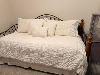 Daybed with trundle and matresses