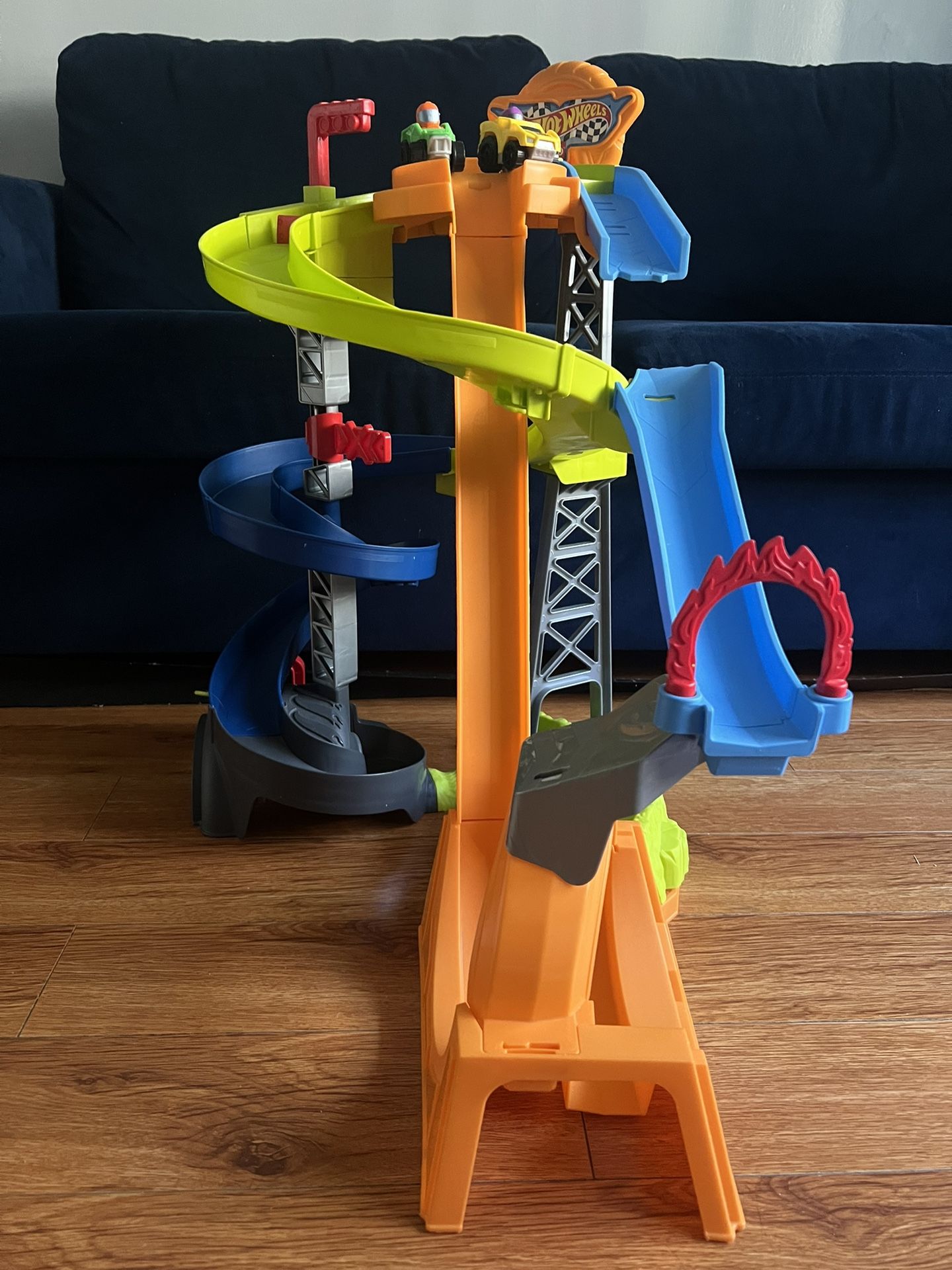 Fisher-Price Little People Hot Wheels Spiral Stunt Speedway Toddler Race Track Playset 2 Toy Cars