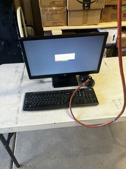 18 Inch Computer Monitor And Keyboard $25