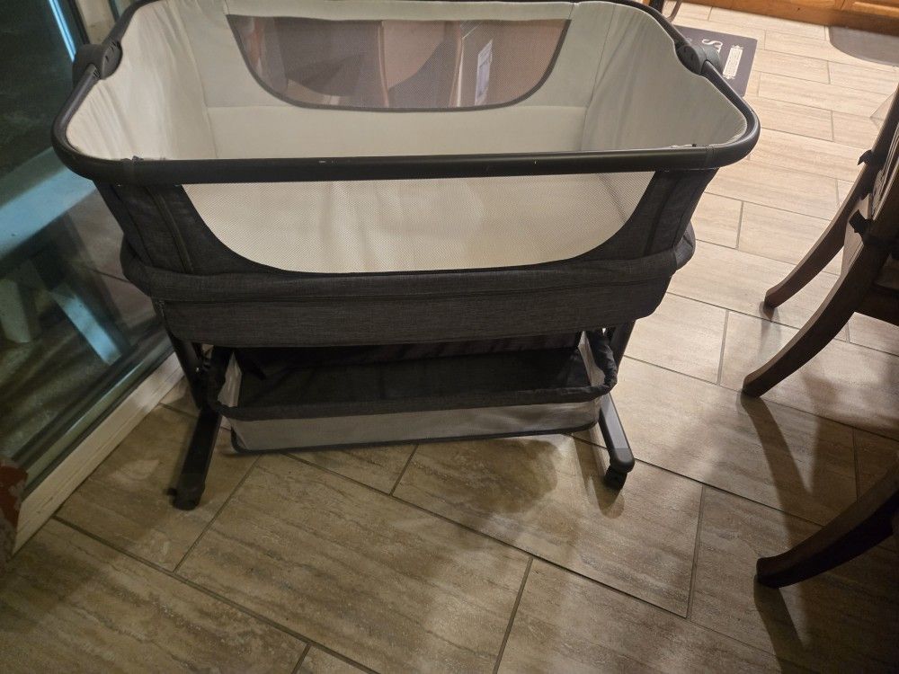 Baby Bassinet NEED GONE ASAP 