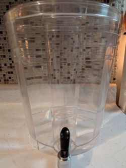 Beverage Dispensary With Ice Compartment