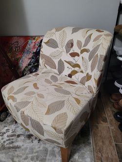 Fabric Accent Chair with Wooden Legs – Stylish & Comfortable