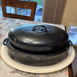 Vintage Savory brand dark blue enamelware roaster with a lid. A great addition to your collection. In good condition considering the age of the item. 