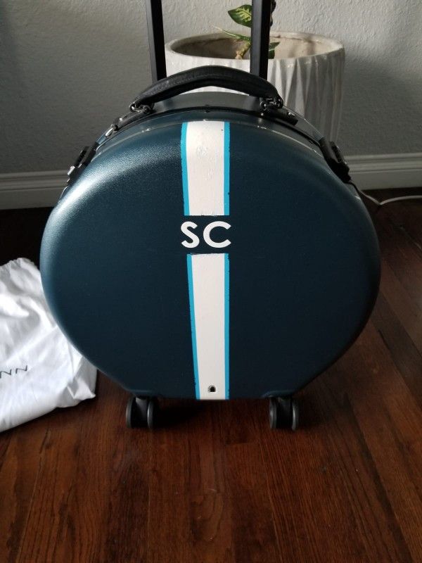 carry on Luggage Round OOkonn Like New