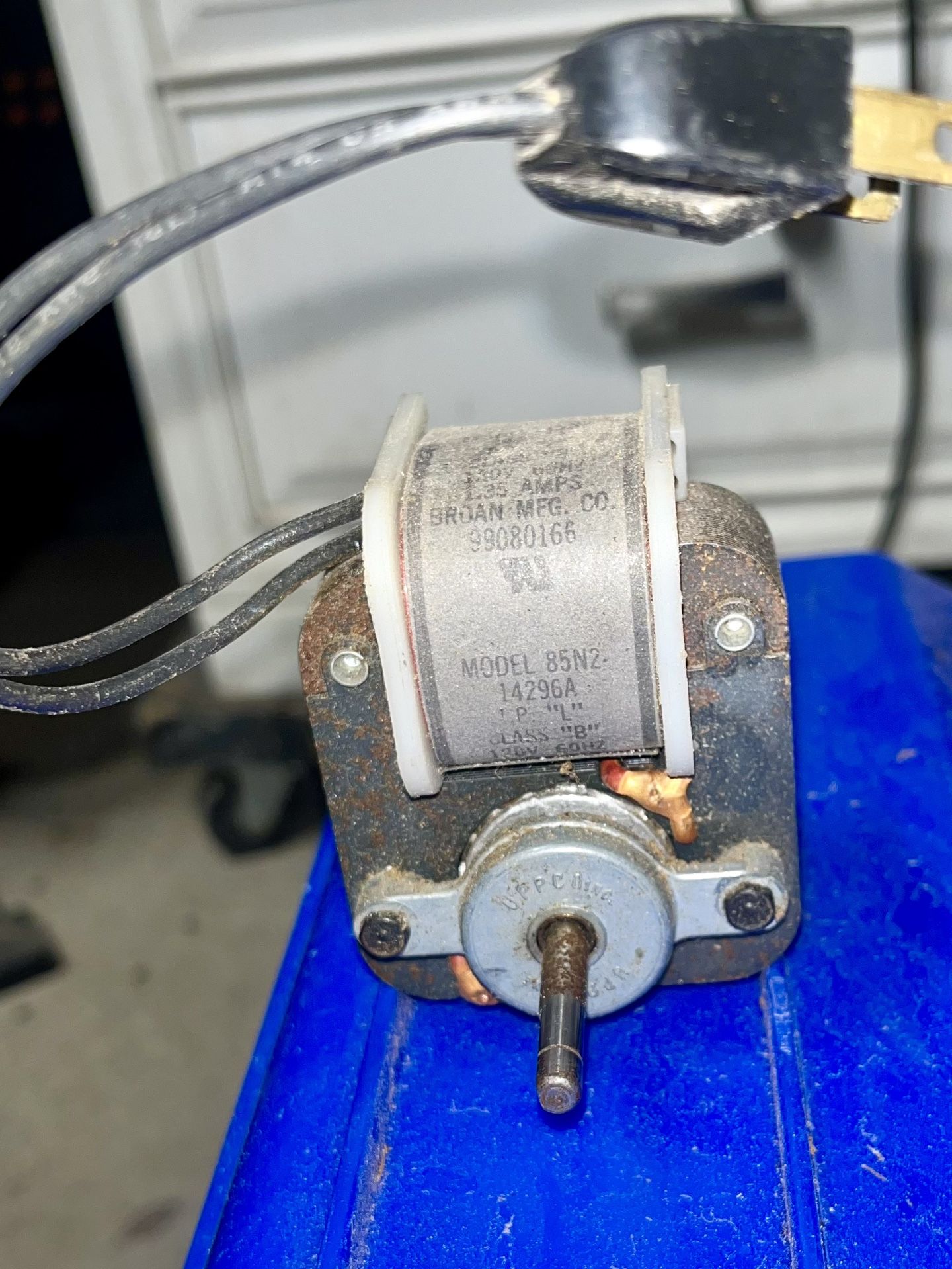 BROAN MFG. FAN MOTOR MODEL 3(contact info removed)6A CLASS “B” 120V 60HZ 1.35 AMPS