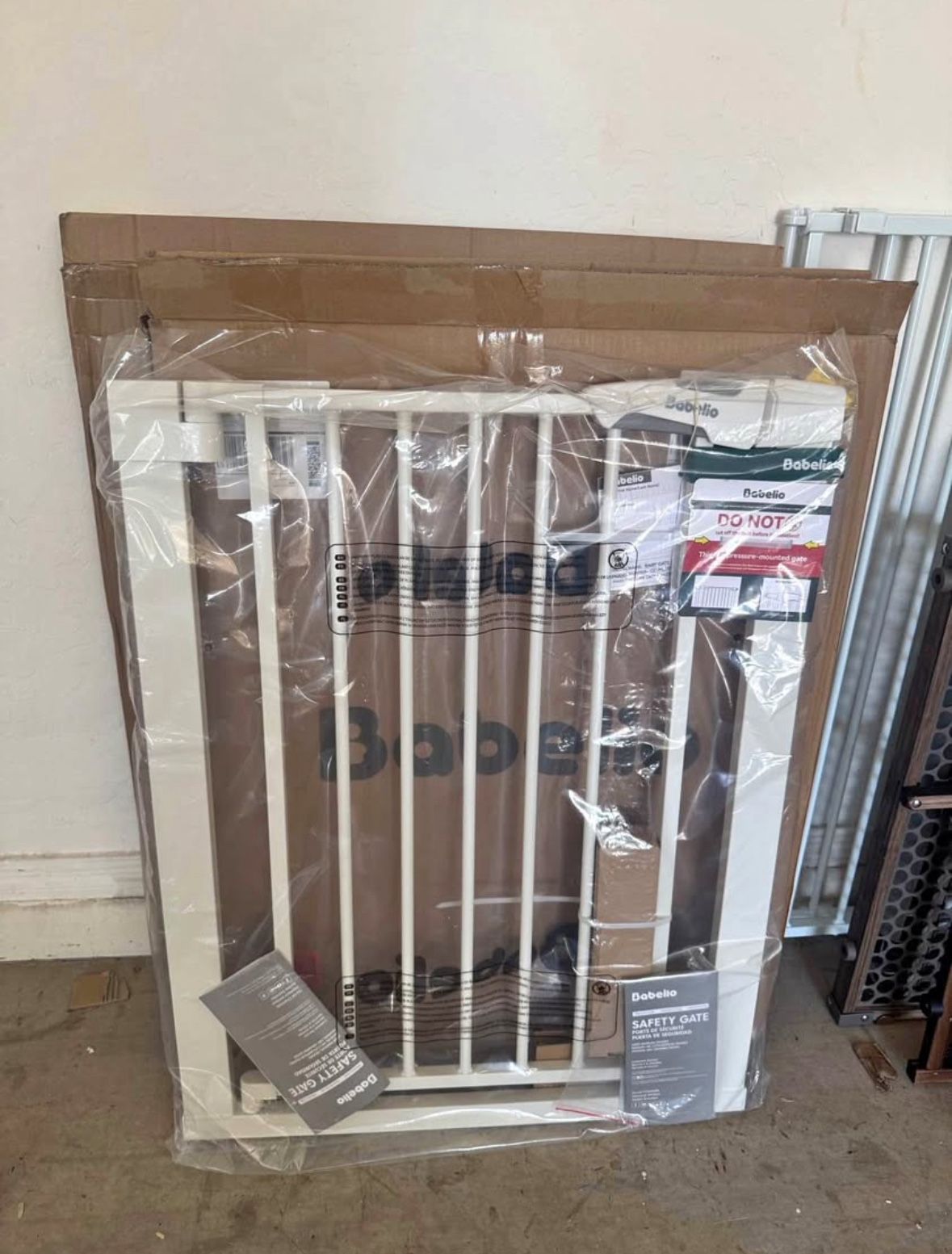 Adjustable Safety Gate / Pet Gate - Fits Openings 26” - 40”