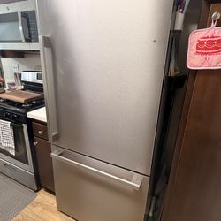 Refrigerator 