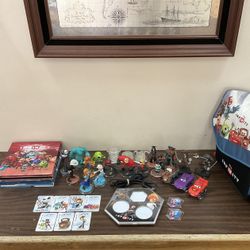 DISNEY INFINITY 1.0 PS3, PS4, WII, WII U 18 FIGURES, BASE, 3 PLAYSET CRYSTALS, 46 POWER DISCS IN BLUE DISNEY INFINITY STORAGE BAG