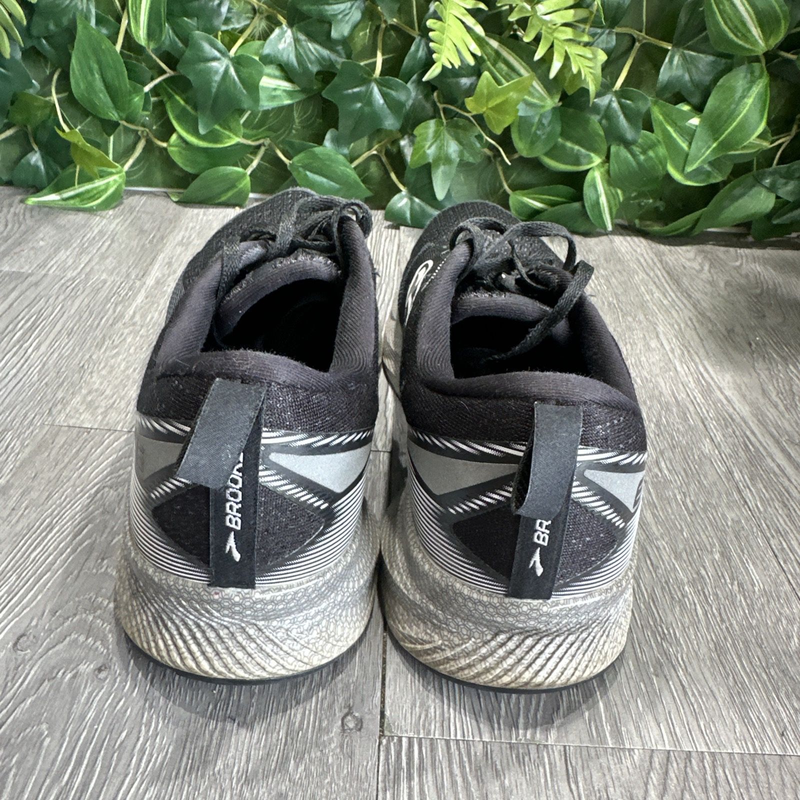 Brooks Womens Levitate 6 1203831B039 Black Running Shoes Sneakers Size 10.5 B