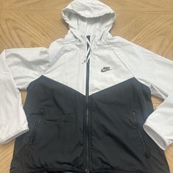 Nike Women's Sportswear Windrunner Windbreaker
