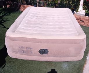 22" Queen Size Air Mattress with Air Pump