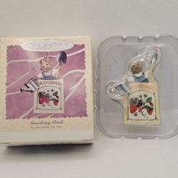 New Hallmark 1996 Strawberry Patch Farmer Mouse Easter Ornament Spring Garden 

Brand new,  never displayed 
1996 strawberry patch
Smoke free and pet 