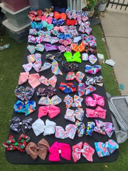 GIRLS BOWS USED COUPLE TIMES.. I GREAT CONDITION.. TWO DOLLARS EACH OR THREE FOR FIFE DOLLARS... CHECK OUT MY PAGE FOR MORE..