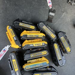 Dewalt 20v Baterias $25 Each Cada Una Precio Firme Cada Una 