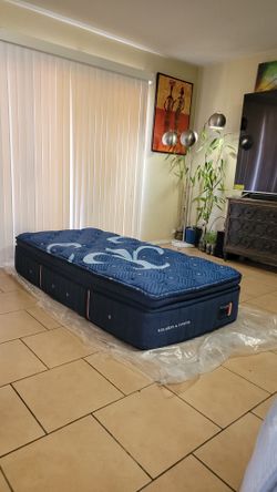 VERY NICE LIKE NEW XL TWIN STEARNS AND FOSTER PILLOWTOP MATTRESS FOR SALE! IN EXCELLENT CONDITION, FREE DELIVERY