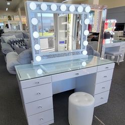 ✅️WHITE VANITY DESK AND MIRROR &DIAPLAYER SCREEN BLUETOOTH SPEAKER.  