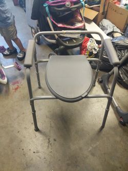 ***PENDING PICK UP***Commode chair