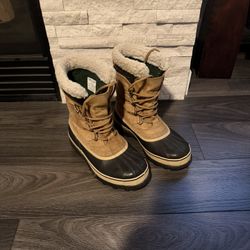 Like new Sorel Waterproof Snow Boots - Size 9 / 9.5.