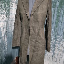 ALICE + OLIVIA SUEDE LEATHER COAT IS A CHARCOAL LONG-SLEEVED GARMENT FEATURING A COLLARED DESIGN WITH A BUTTON FRONT CLOSURE.  SIZE SMALL # Y