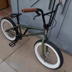 BMX.        ELITE.          20"tires 