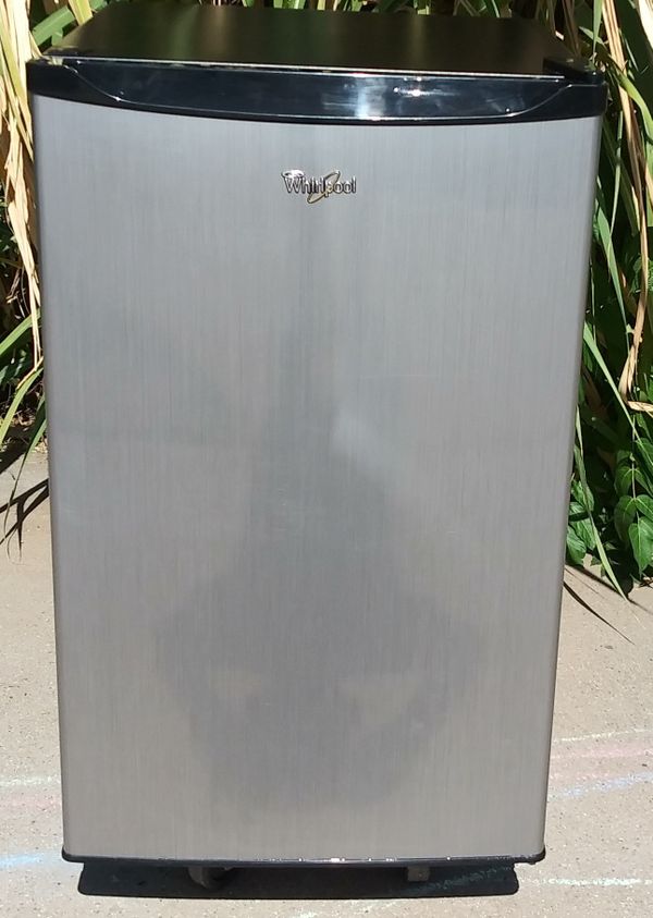 Whirlpool Mini Fridge. 4.3 Cubic Ft. Like New Cond. for Sale in La