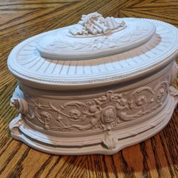 Vintage White Embossed Resin Hinged Oval Trinket Box 5.75" x 8" x 4" Excellent