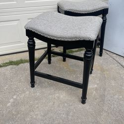 2 Small Stools Like New Conditions 