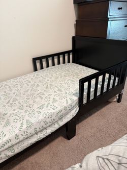 Toddler bed (dark brown)