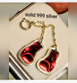 999 Fine Silver Boxing Gloves Pendant - New - 925 Necklace & Bail

Rare Limted Edition Piece 

Solid 999 Silver

Chain & Bail / O rings are solid .925