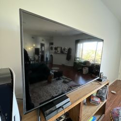 VIZIO Smart TV 55” Flatscreeen Tv With Wall Mount 