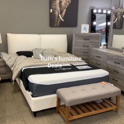 Queen Bed White Boucle 