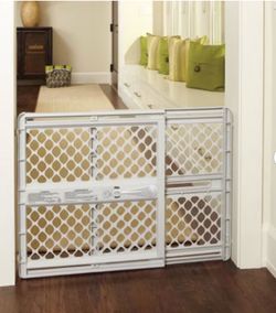 Baby or pet safety gate in excellent condition 🔥
