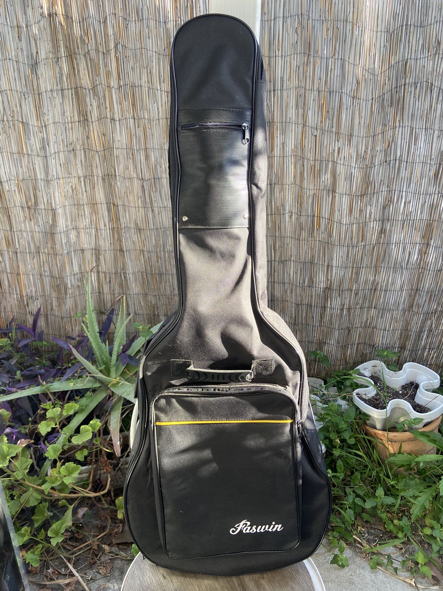 Gig bag for acoustic guitar