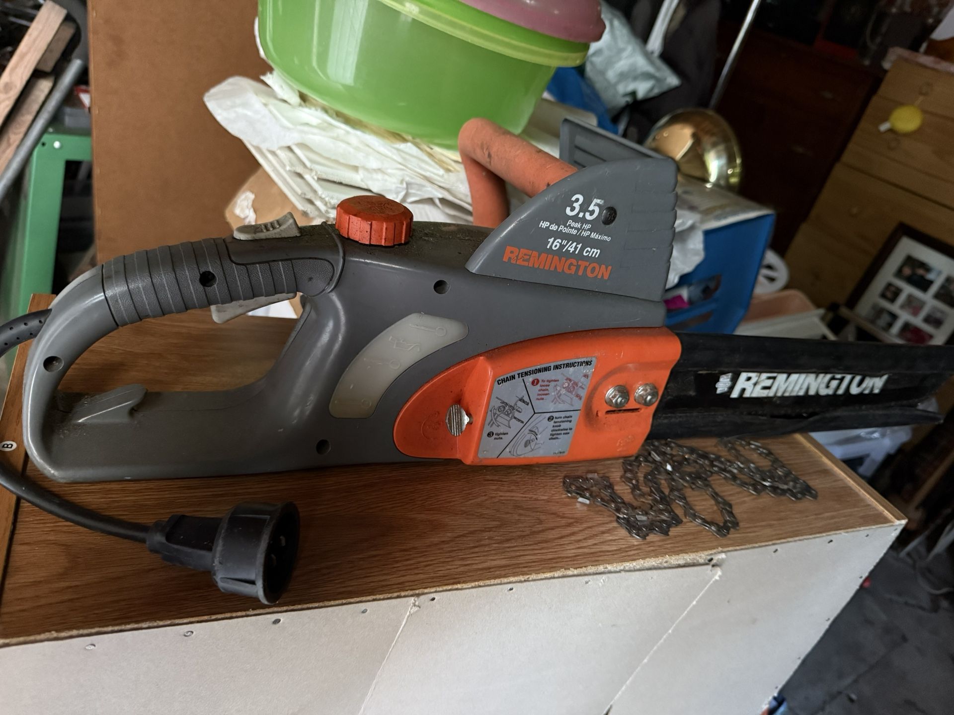 Remington Chain Saw With Extra Chain 