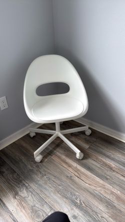 IKEA LOBERGET / MALSKÄR White Swivel Desk Chair (Great Condition)