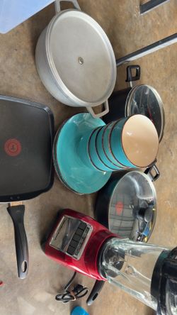 Kitchen Cookware, dishes and blender